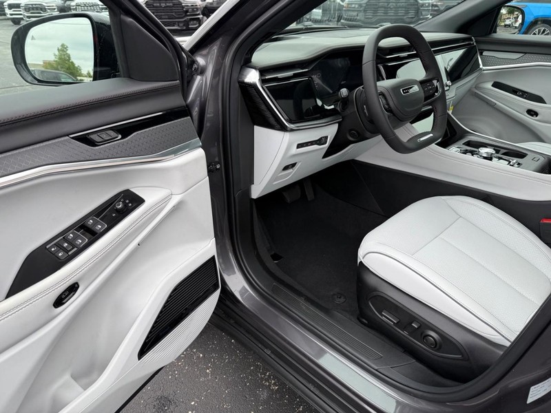 Jeep Wagoneer S Vehicle Full-screen Gallery Image 19