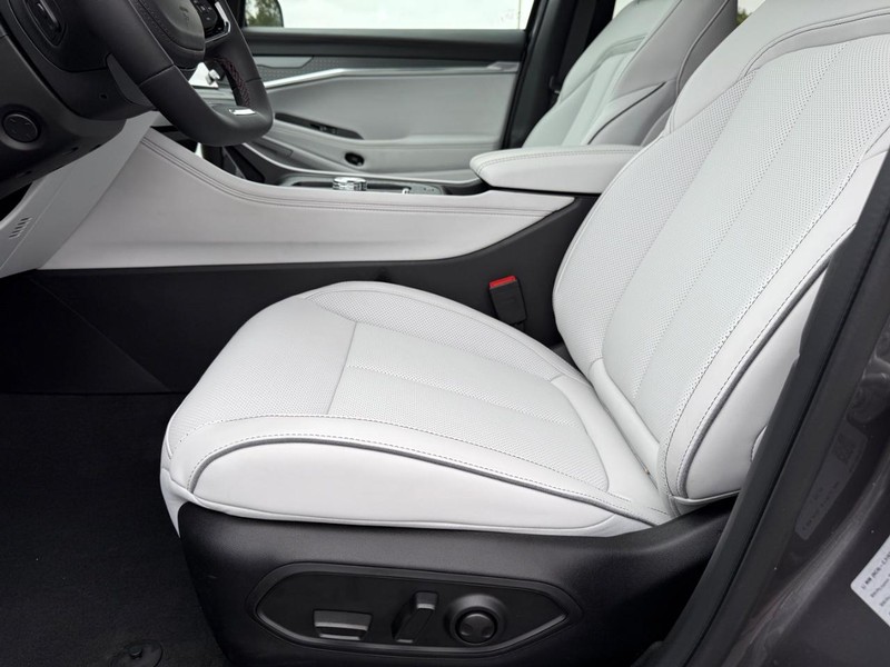 Jeep Wagoneer S Vehicle Full-screen Gallery Image 20