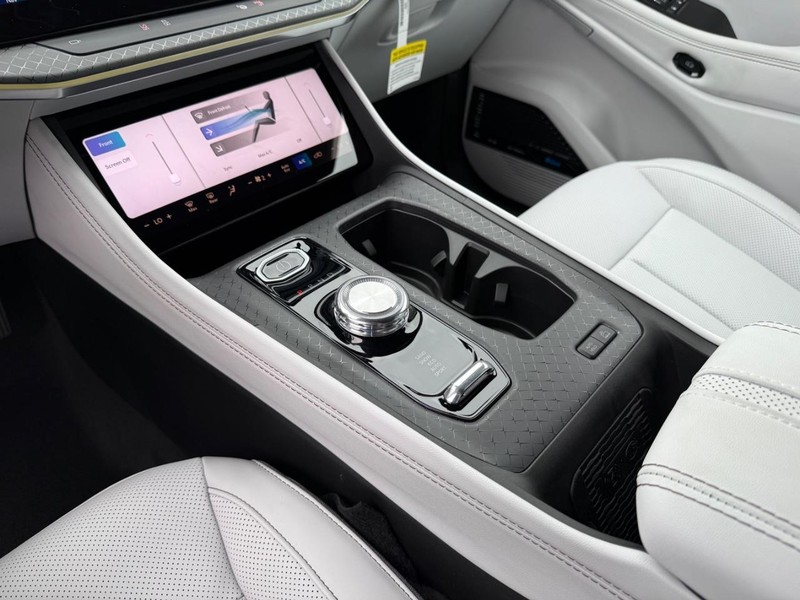 Jeep Wagoneer S Vehicle Full-screen Gallery Image 28