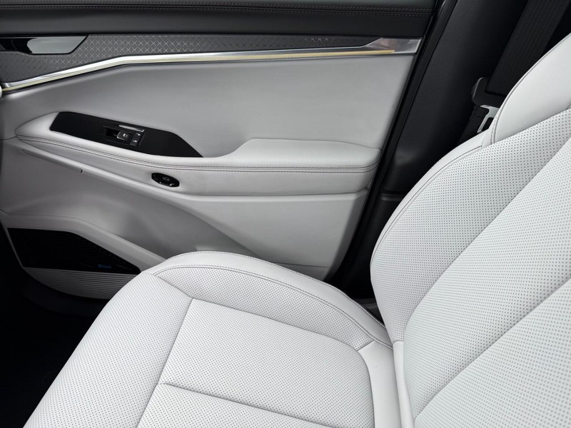 Jeep Wagoneer S Vehicle Full-screen Gallery Image 29