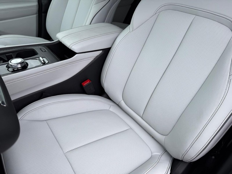 Jeep Wagoneer S Vehicle Full-screen Gallery Image 33