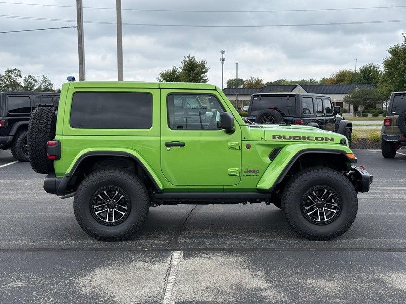 Jeep Wrangler Vehicle Full-screen Gallery Image 2