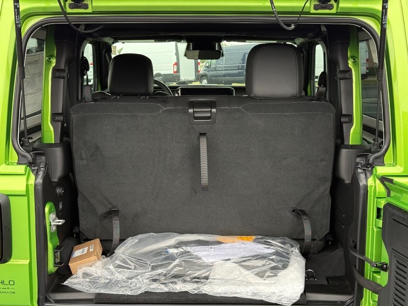 Jeep Wrangler Vehicle Full-screen Gallery Image 7