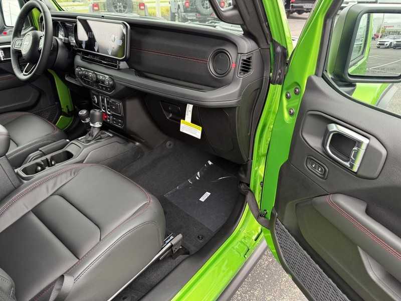 Jeep Wrangler Vehicle Full-screen Gallery Image 12