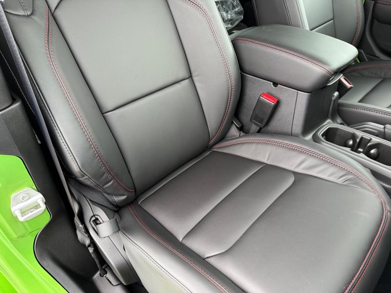 Jeep Wrangler Vehicle Full-screen Gallery Image 13