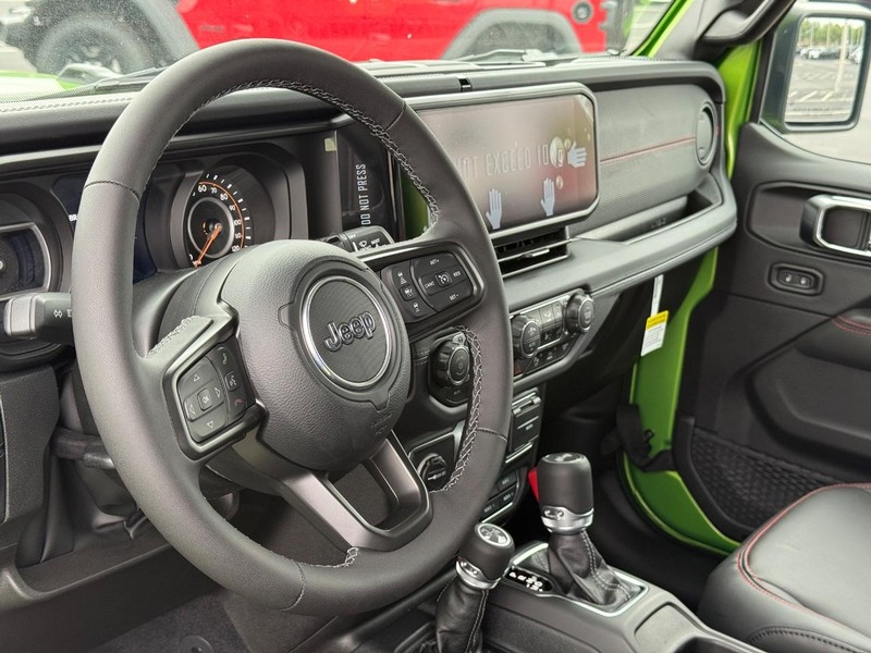 Jeep Wrangler Vehicle Full-screen Gallery Image 17