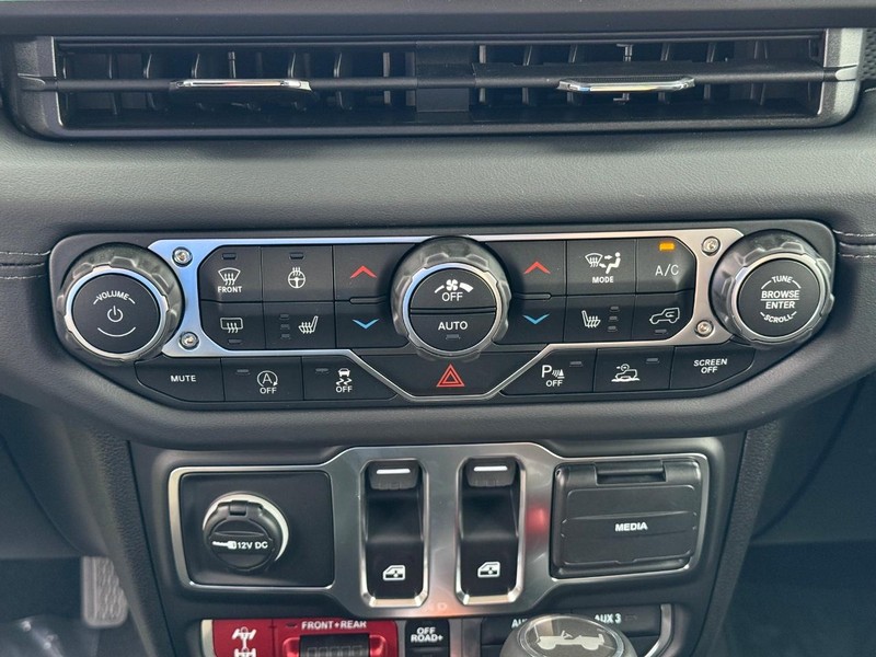 Jeep Wrangler Vehicle Full-screen Gallery Image 24