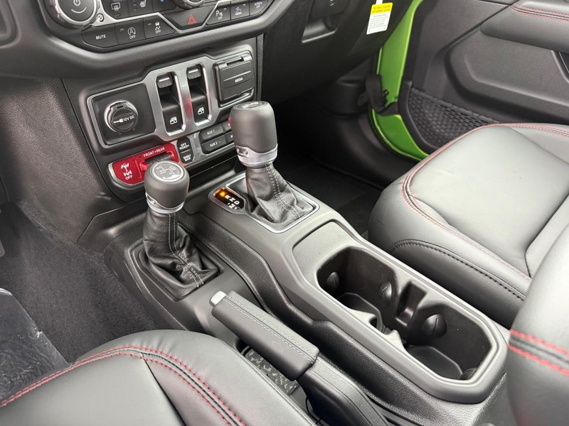 Jeep Wrangler Vehicle Full-screen Gallery Image 25