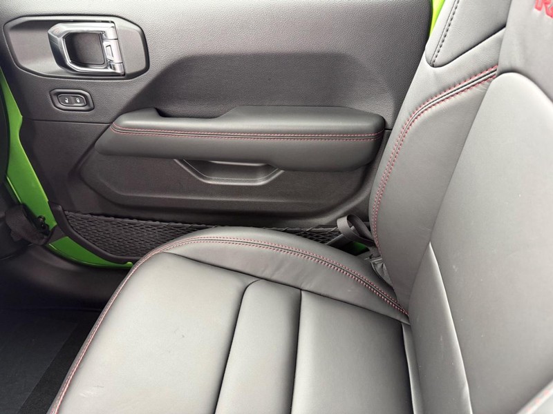 Jeep Wrangler Vehicle Full-screen Gallery Image 26