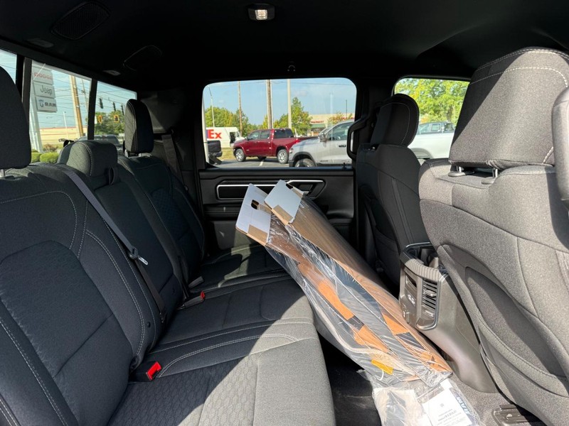 Ram 1500 Vehicle Full-screen Gallery Image 10