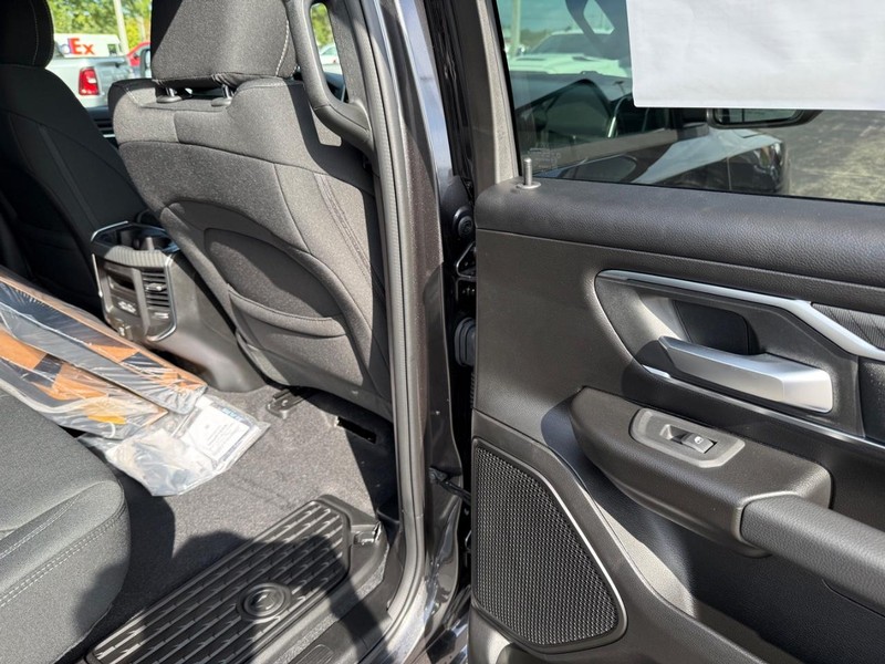 Ram 1500 Vehicle Full-screen Gallery Image 11