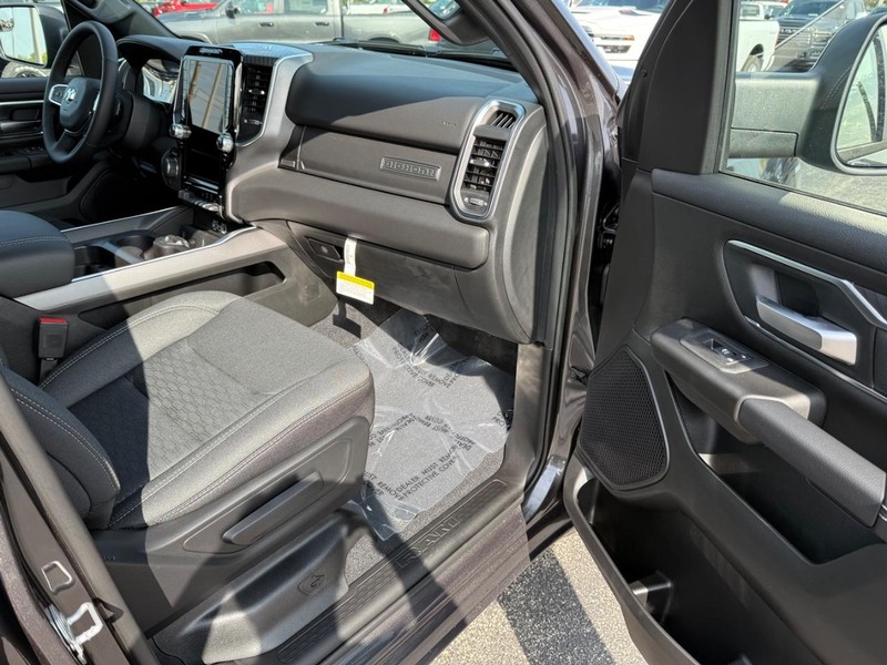 Ram 1500 Vehicle Full-screen Gallery Image 14