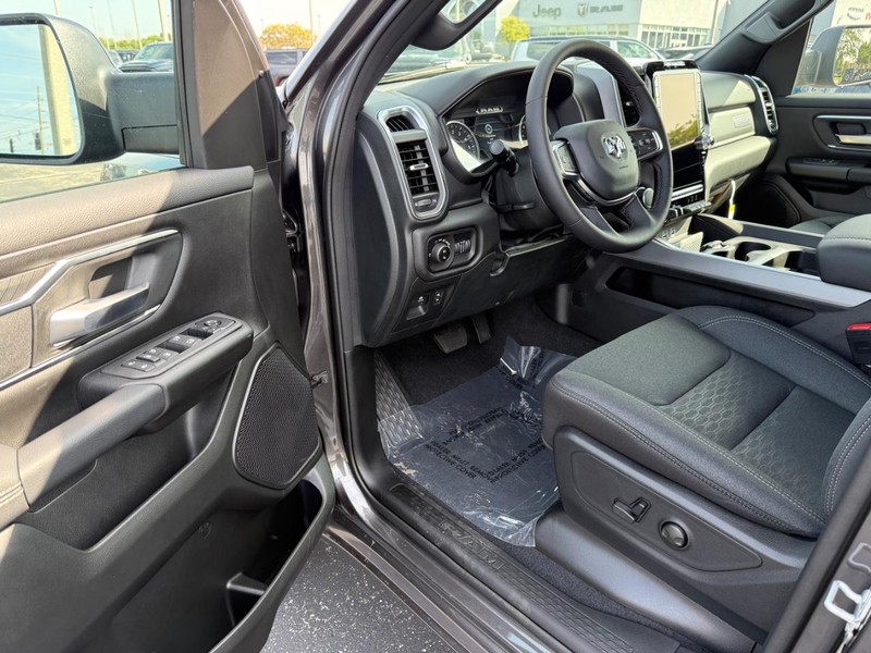 Ram 1500 Vehicle Full-screen Gallery Image 16