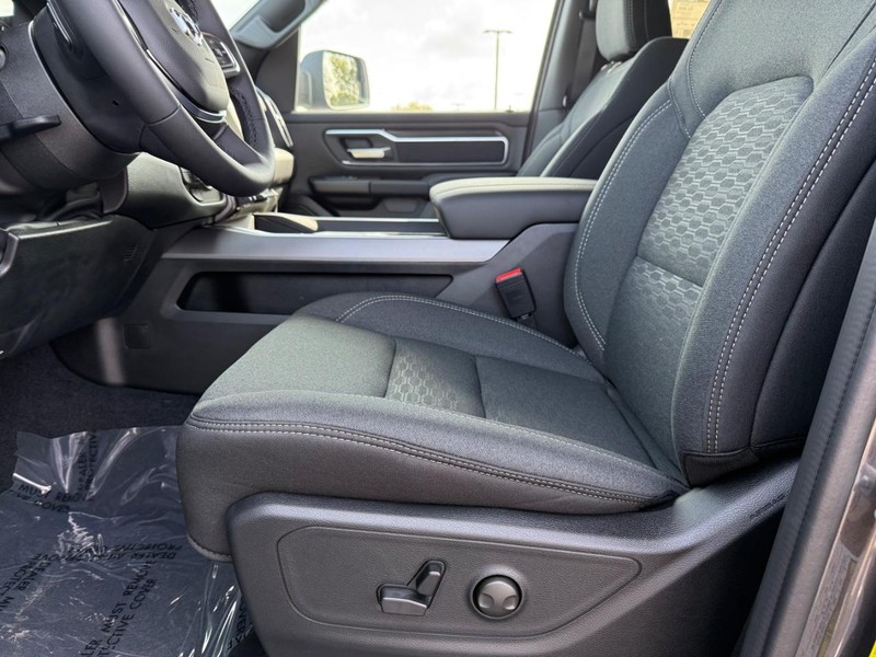 Ram 1500 Vehicle Full-screen Gallery Image 17