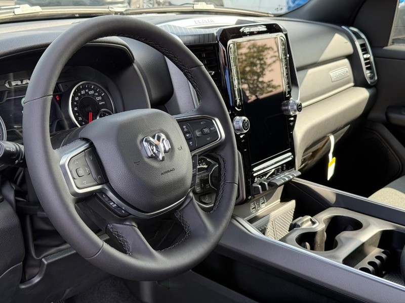 Ram 1500 Vehicle Full-screen Gallery Image 18