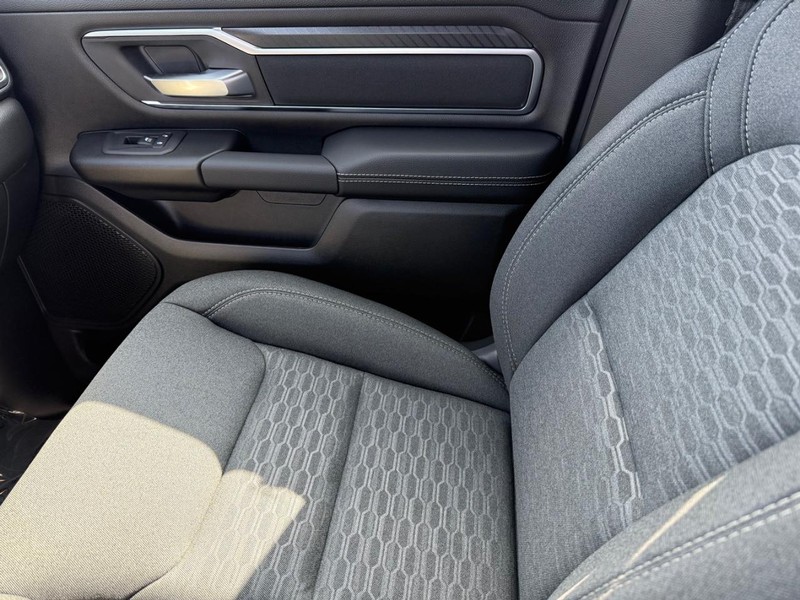 Ram 1500 Vehicle Full-screen Gallery Image 25