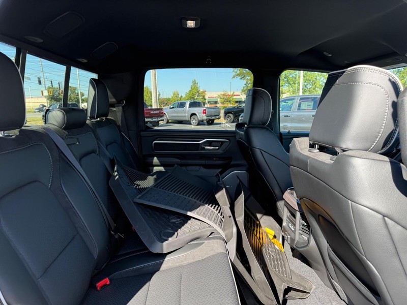 Ram 1500 Vehicle Full-screen Gallery Image 10