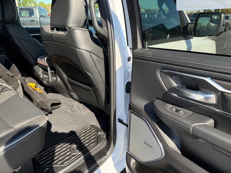 Ram 1500 Vehicle Full-screen Gallery Image 11