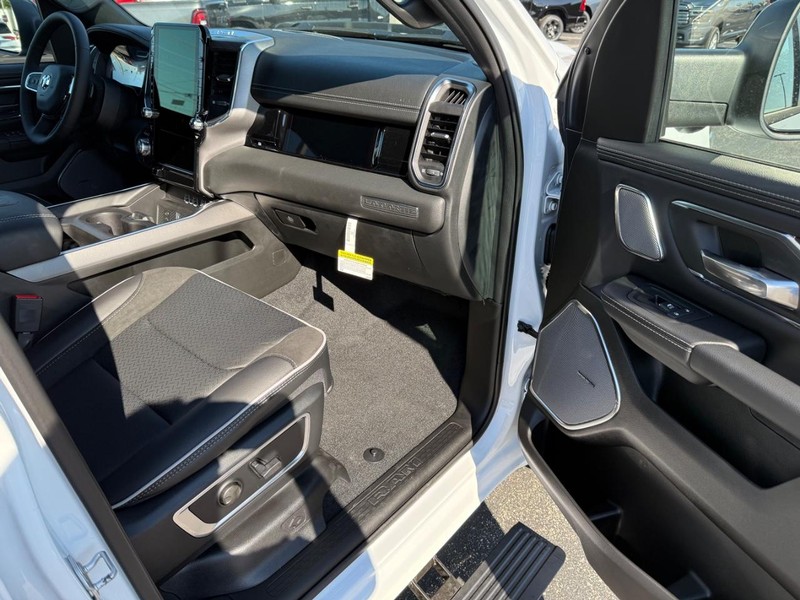 Ram 1500 Vehicle Full-screen Gallery Image 14