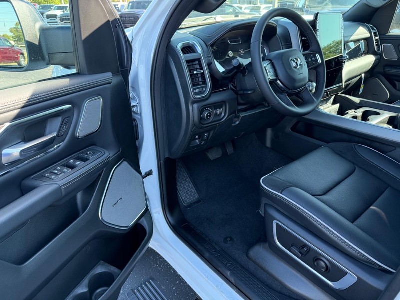 Ram 1500 Vehicle Full-screen Gallery Image 16