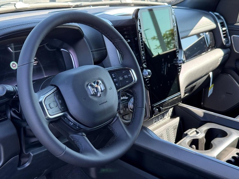 Ram 1500 Vehicle Full-screen Gallery Image 18