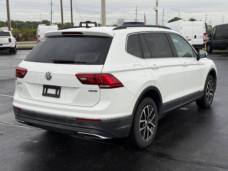 Volkswagen Tiguan Vehicle Full-screen Gallery Image 3