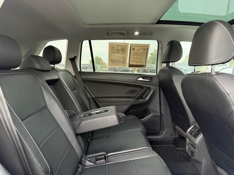 Volkswagen Tiguan Vehicle Full-screen Gallery Image 11