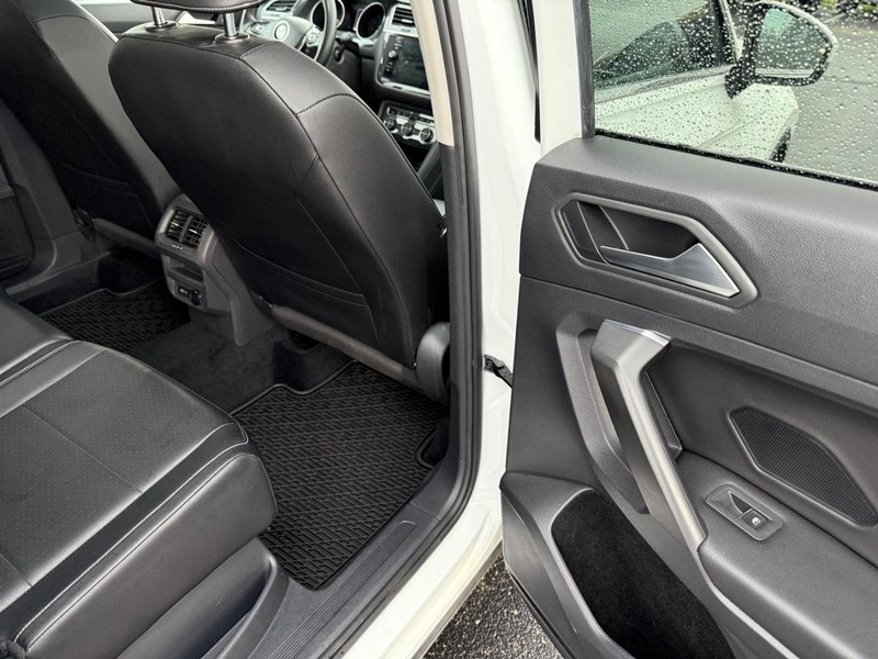 Volkswagen Tiguan Vehicle Full-screen Gallery Image 12