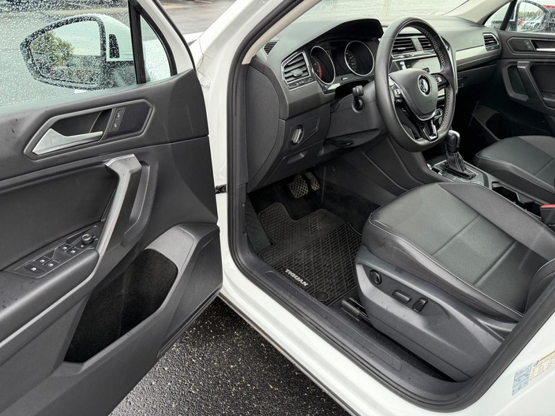 Volkswagen Tiguan Vehicle Full-screen Gallery Image 18