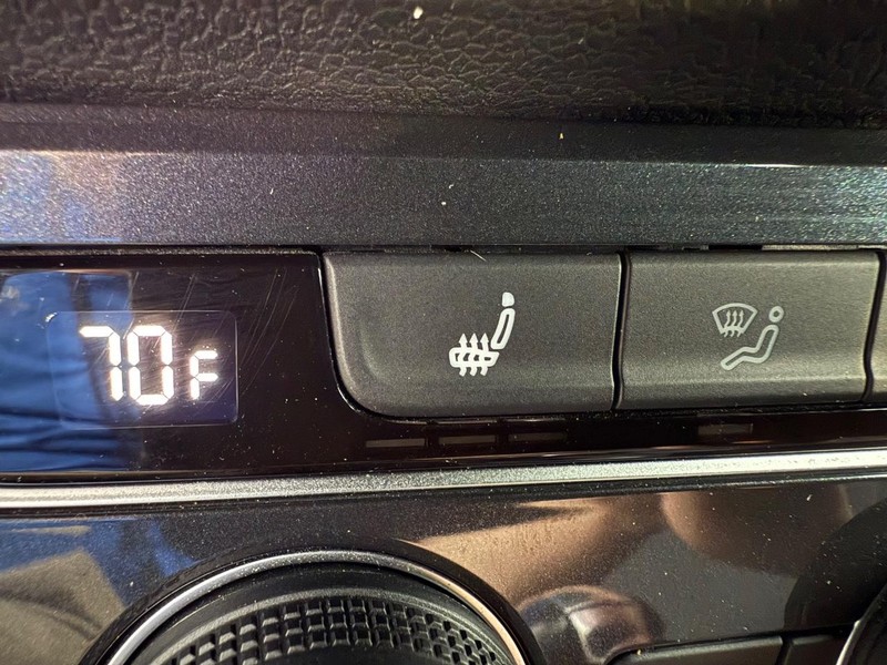 Volkswagen Tiguan Vehicle Full-screen Gallery Image 24