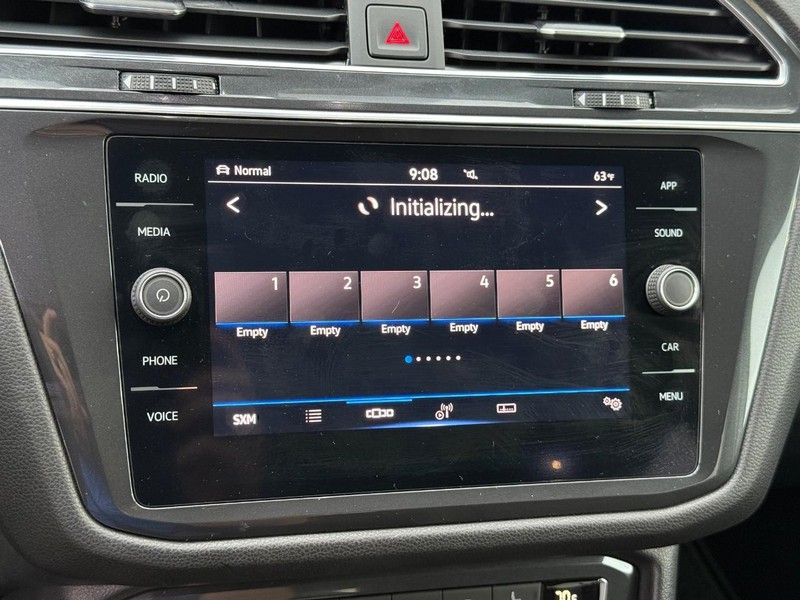 Volkswagen Tiguan Vehicle Full-screen Gallery Image 25