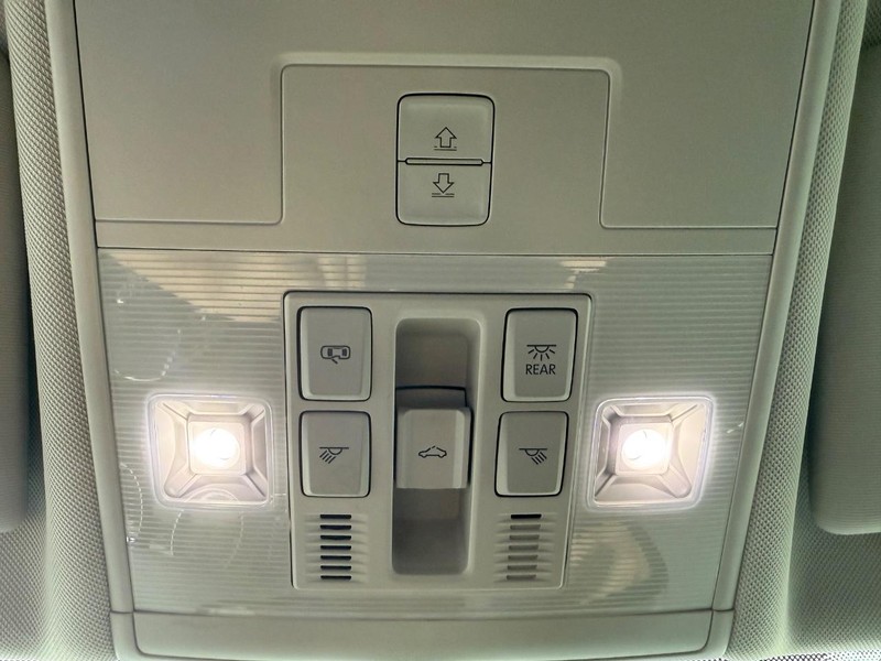 Volkswagen Tiguan Vehicle Full-screen Gallery Image 30