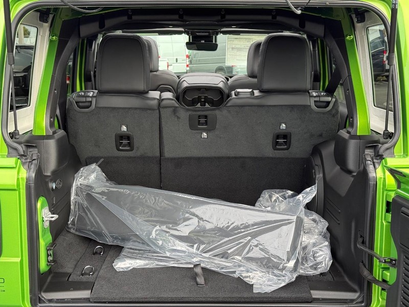 Jeep Wrangler Vehicle Full-screen Gallery Image 7