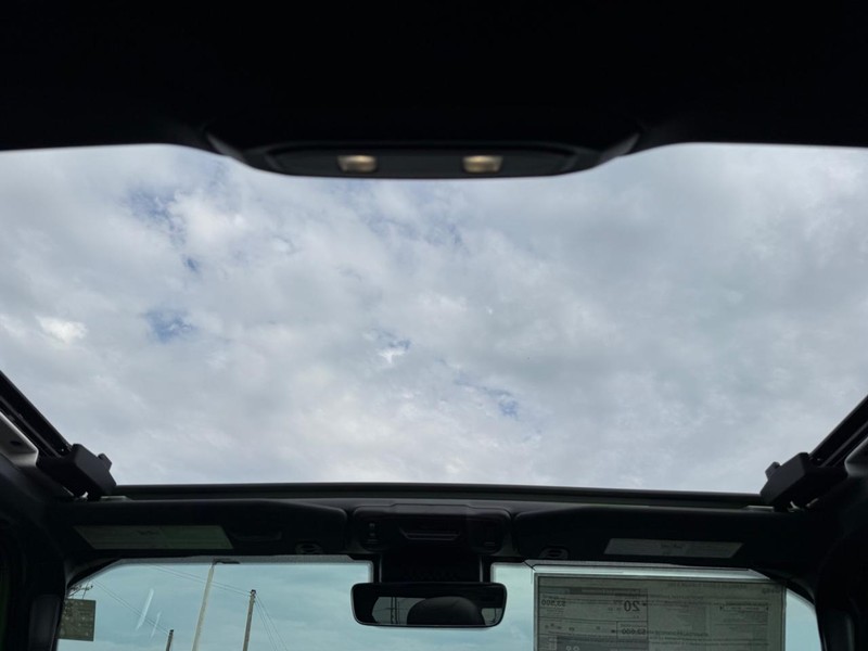 Jeep Wrangler Vehicle Full-screen Gallery Image 12