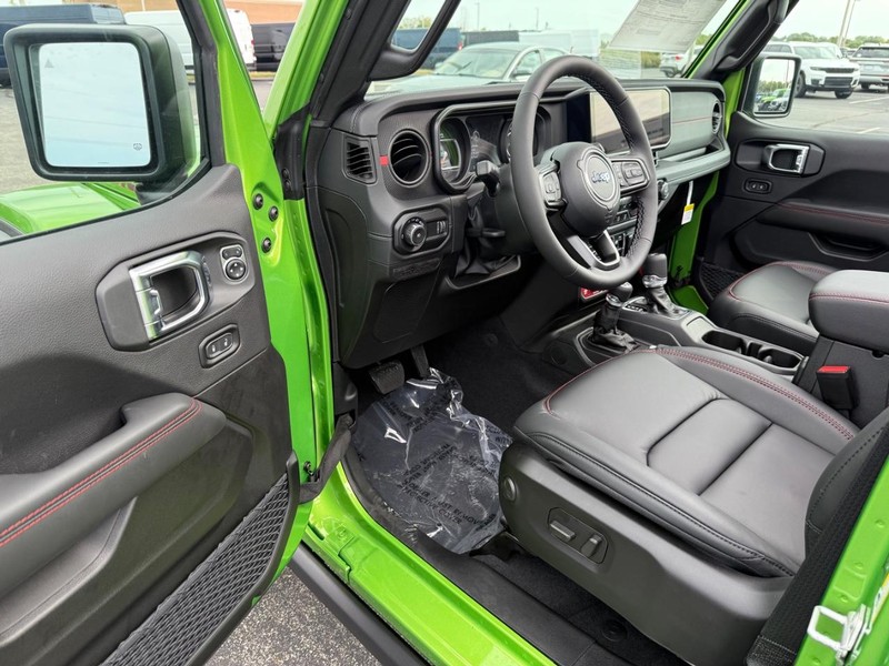 Jeep Wrangler Vehicle Full-screen Gallery Image 17