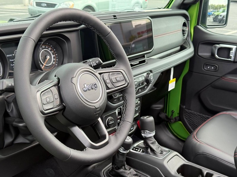 Jeep Wrangler Vehicle Full-screen Gallery Image 19