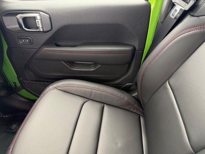 Jeep Wrangler Vehicle Full-screen Gallery Image 28