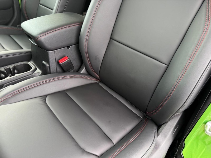 Jeep Wrangler Vehicle Full-screen Gallery Image 32