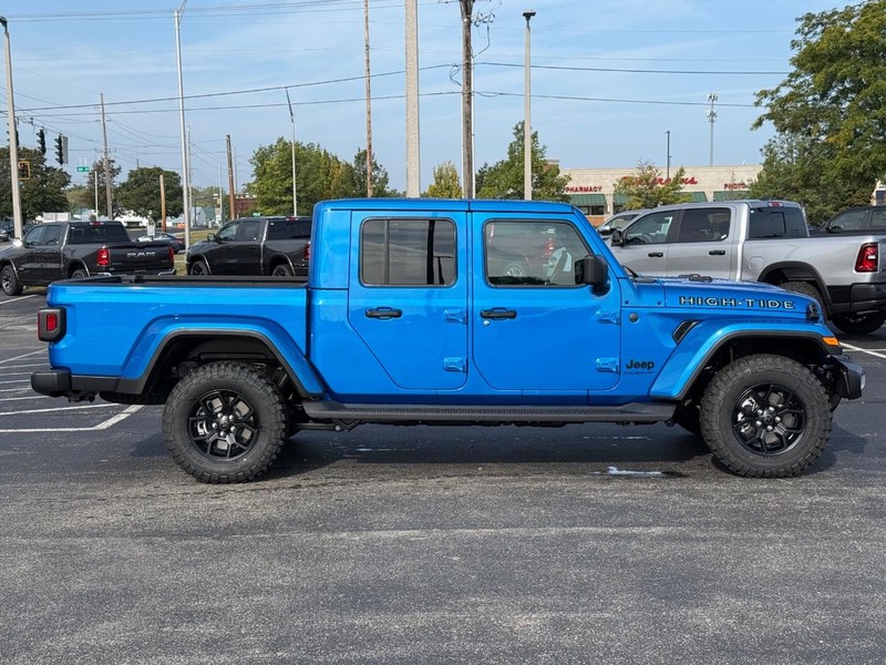 Jeep Gladiator Vehicle Full-screen Gallery Image 2