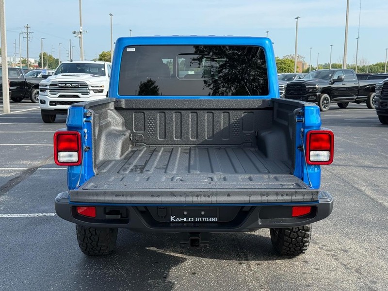 Jeep Gladiator Vehicle Full-screen Gallery Image 7