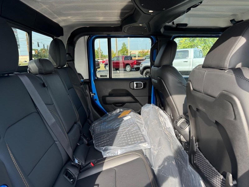 Jeep Gladiator Vehicle Full-screen Gallery Image 10