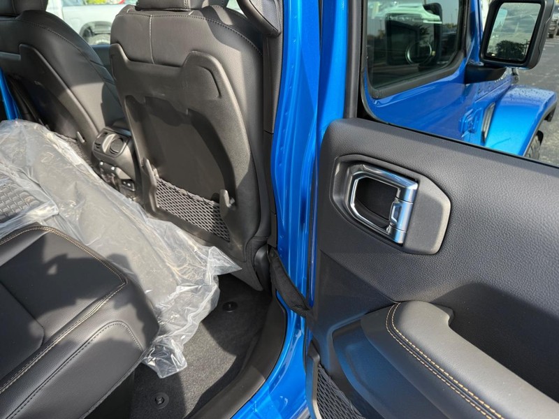 Jeep Gladiator Vehicle Full-screen Gallery Image 11