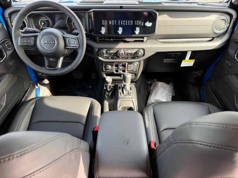 Jeep Gladiator Vehicle Full-screen Gallery Image 12