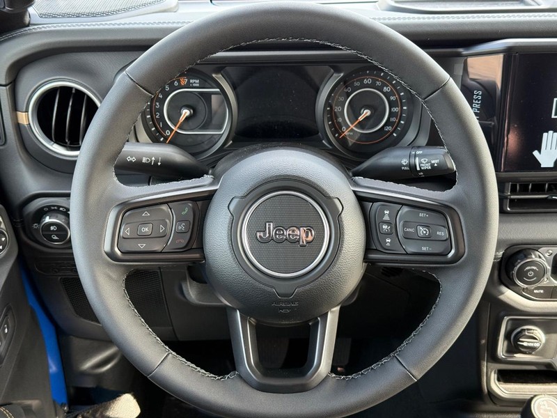 Jeep Gladiator Vehicle Full-screen Gallery Image 13