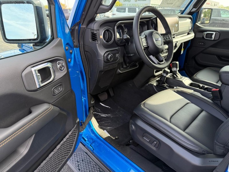 Jeep Gladiator Vehicle Full-screen Gallery Image 16