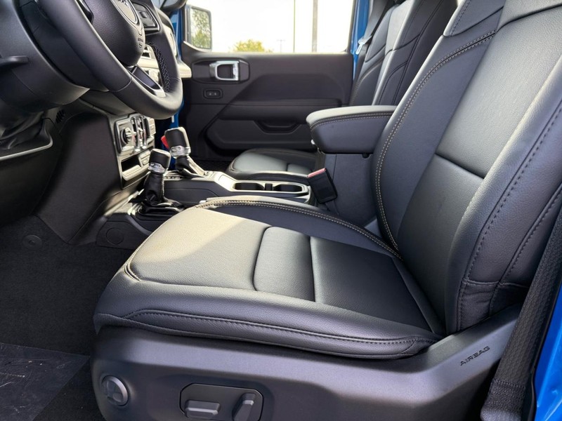 Jeep Gladiator Vehicle Full-screen Gallery Image 17