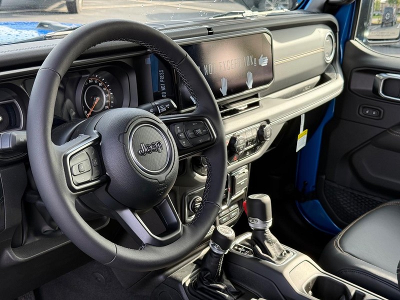 Jeep Gladiator Vehicle Full-screen Gallery Image 18