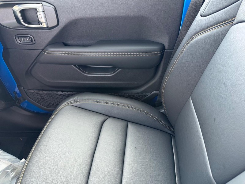 Jeep Gladiator Vehicle Full-screen Gallery Image 27