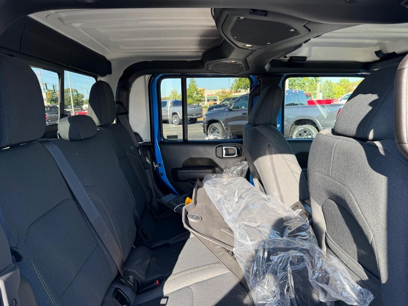 Jeep Gladiator Vehicle Full-screen Gallery Image 10