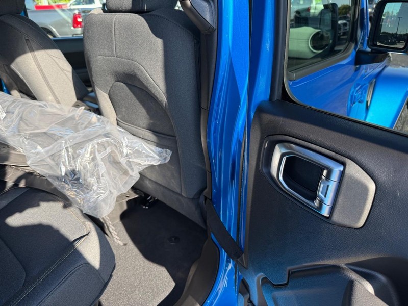 Jeep Gladiator Vehicle Full-screen Gallery Image 11